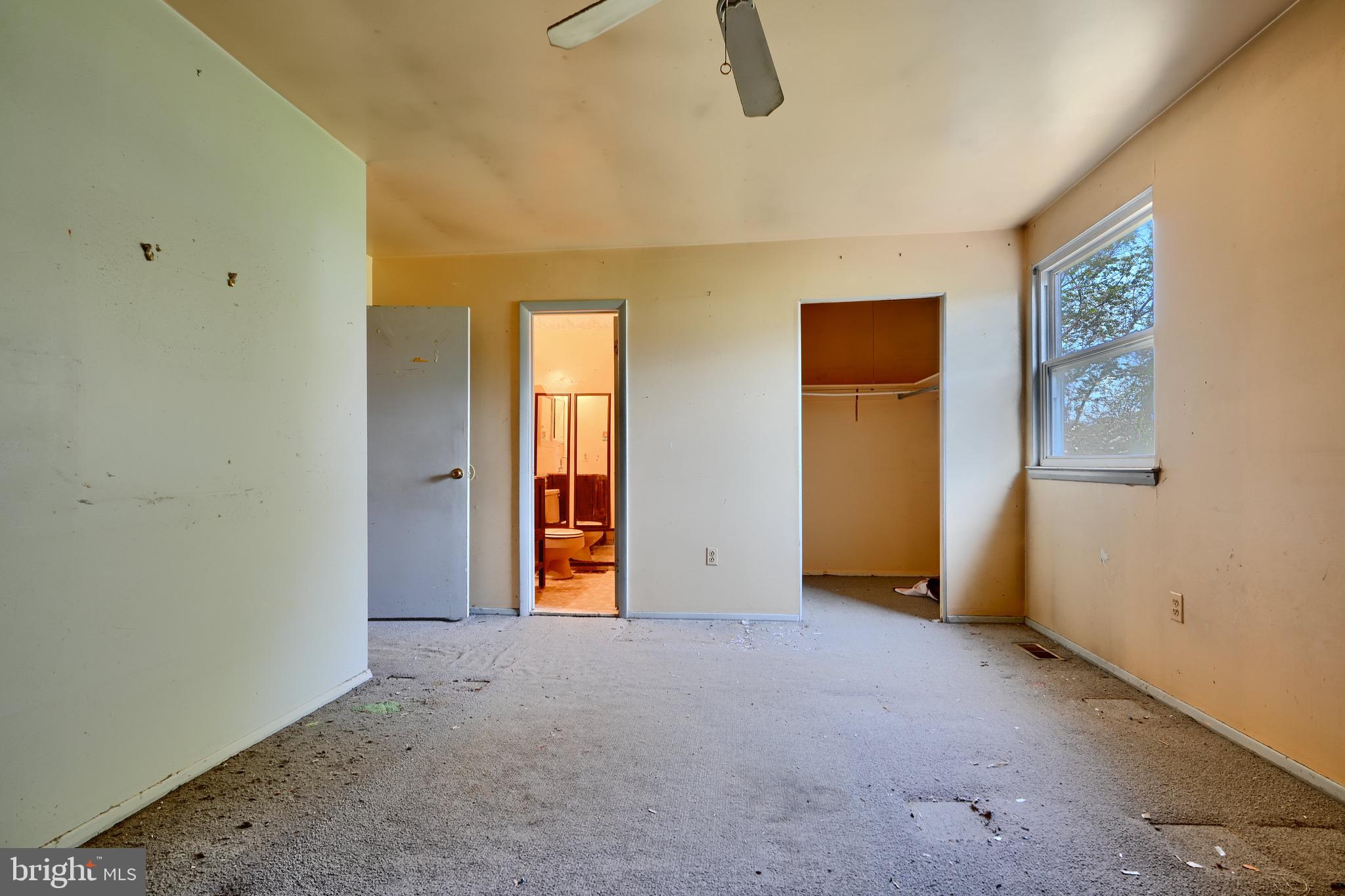 3902 Winlee Road Randallstown, MD 21133 - Photo 31 of 44 an empty room with windows and closet
