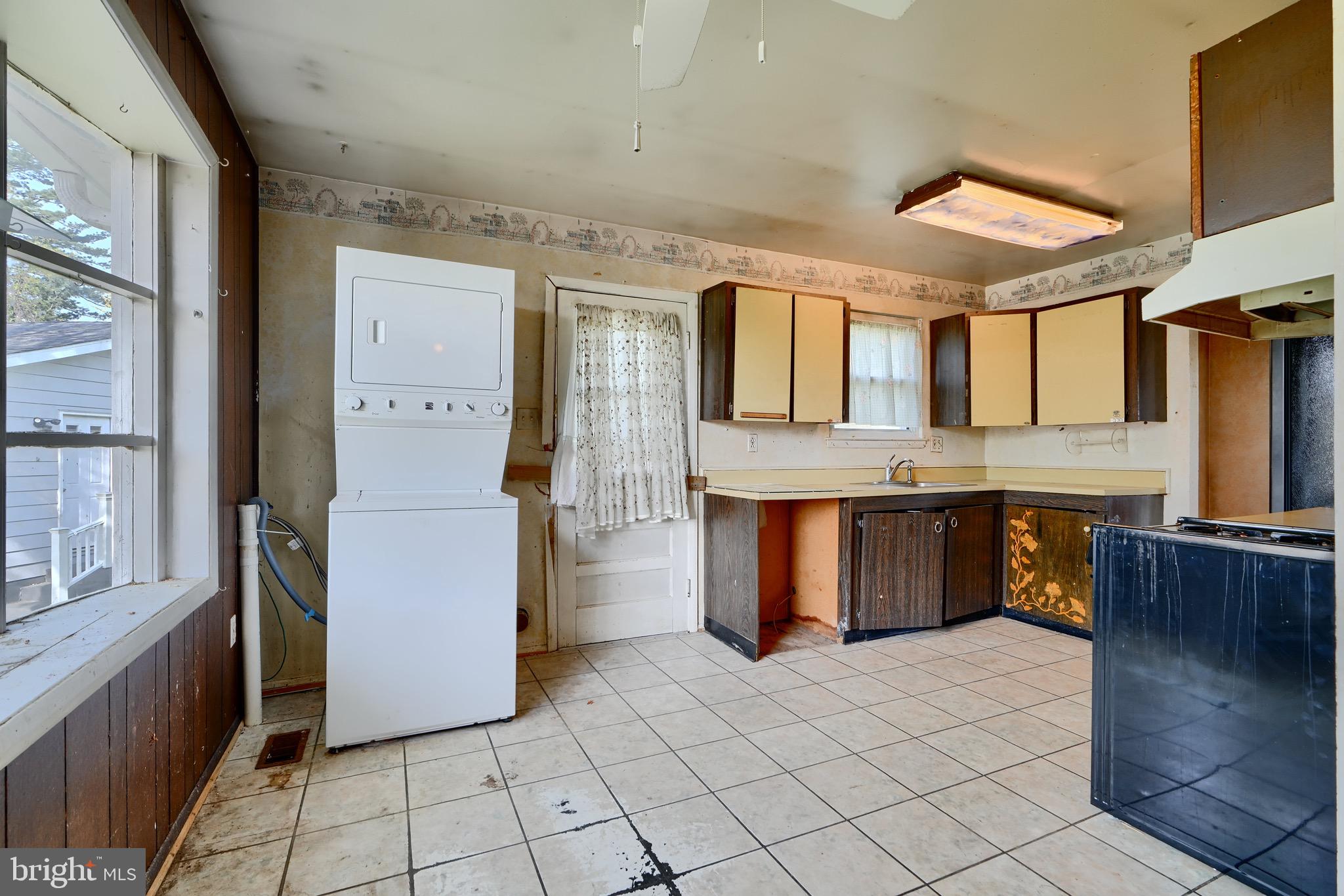 3902 Winlee Road Randallstown, MD 21133 - Photo 8 of 44 a kitchen with stainless steel appliances granite countertop a refrigerator and a stove