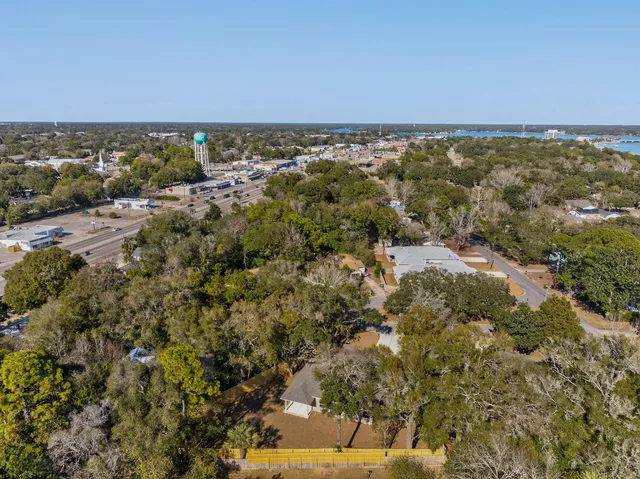 $599,999 | 228 Greenbrier Circle Northeast, Fort Walton Beach, FL 32547