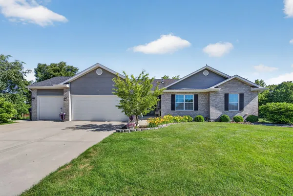 $475,000 | 800 East Short Drive, Coal City, IL 60416