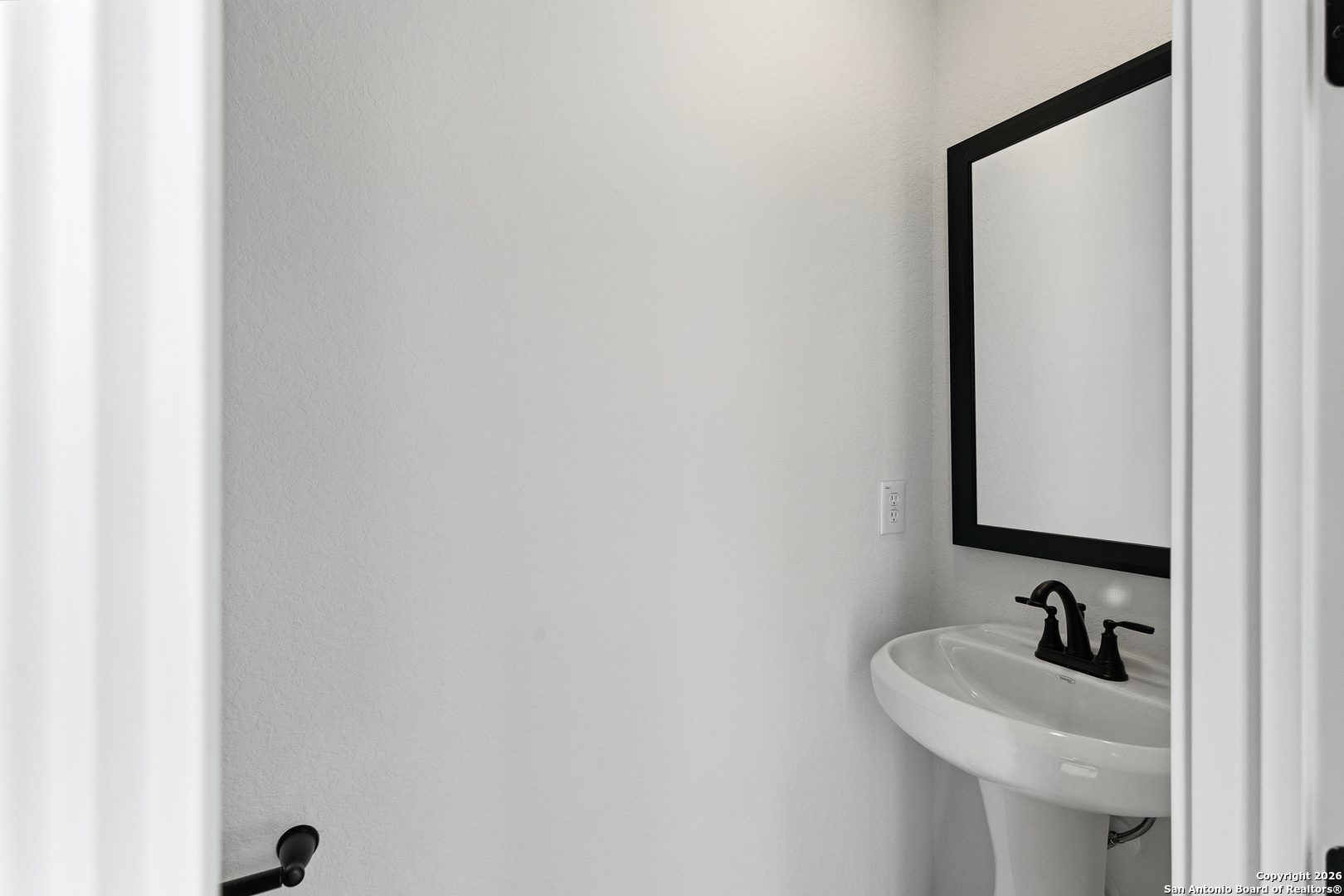 20675 Huebner Road, Unit 527 San Antonio, TX 78258 - Photo 21 of 43 a bathroom with a sink and a mirror