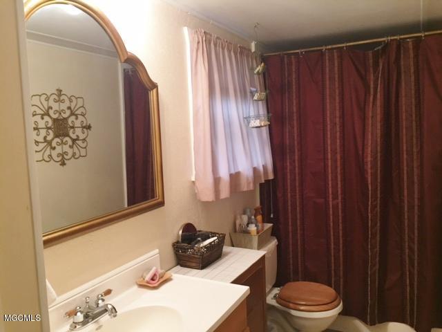 2901 Lee Pierce Road Moss Point, MS 39562 - Photo 14 of 27 Bathroom (640x480)