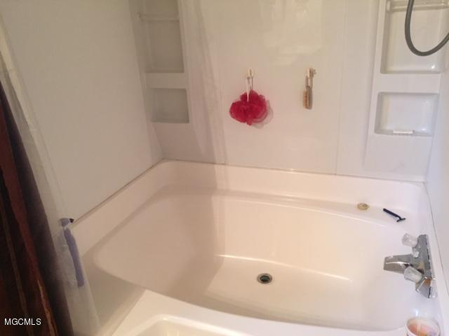 2901 Lee Pierce Road Moss Point, MS 39562 - Photo 16 of 27 bathroom2 (640x480)
