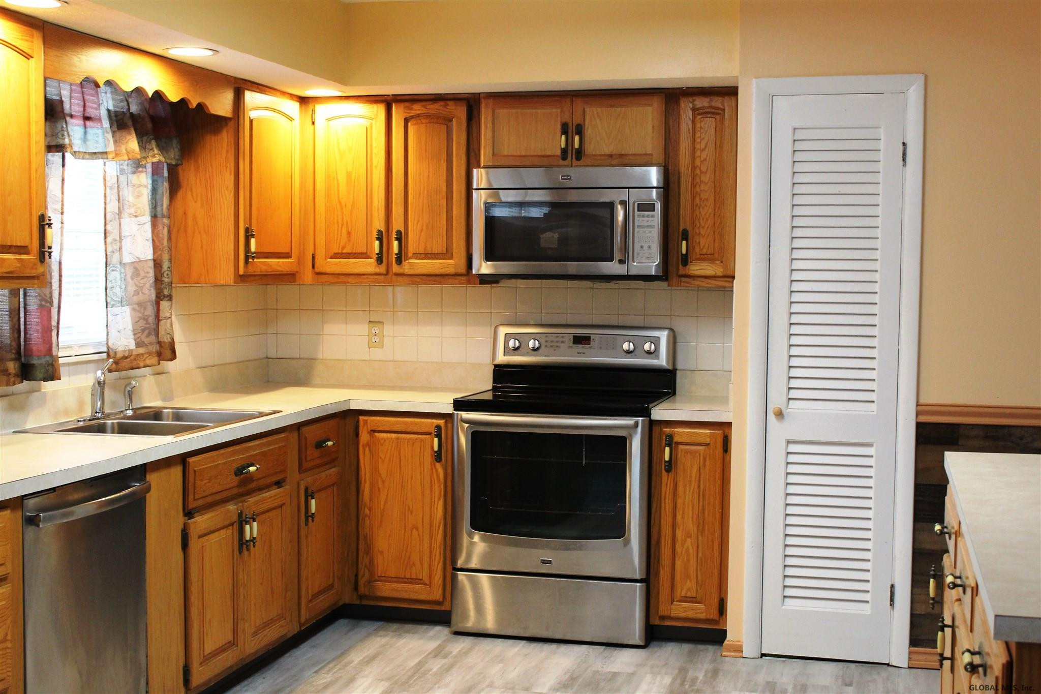 200 Vly Road Schenectady, NY 12309 - Photo 6 of 32 Photo 6