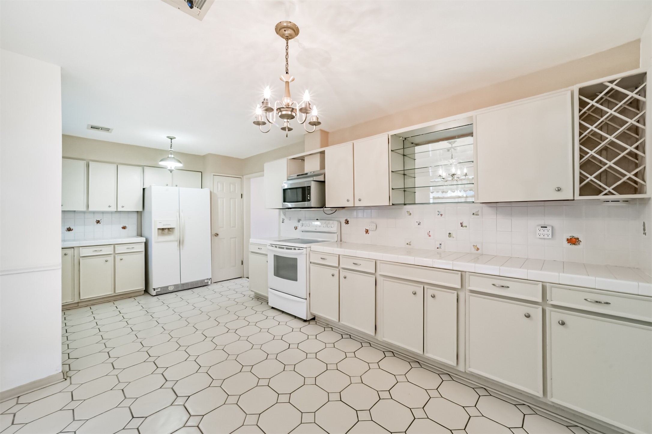 7510 Romney Road Houston, TX 77036 - Photo 5 of 32 What will you fill all these cabinets with?