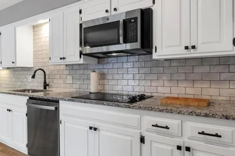 $489,950 | 9006 West 104th Terrace, Overland Park, KS 66212