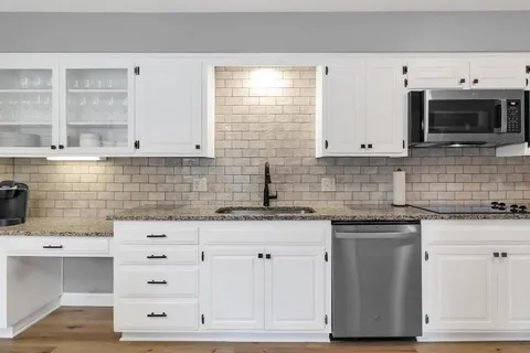 $489,950 | 9006 West 104th Terrace, Overland Park, KS 66212