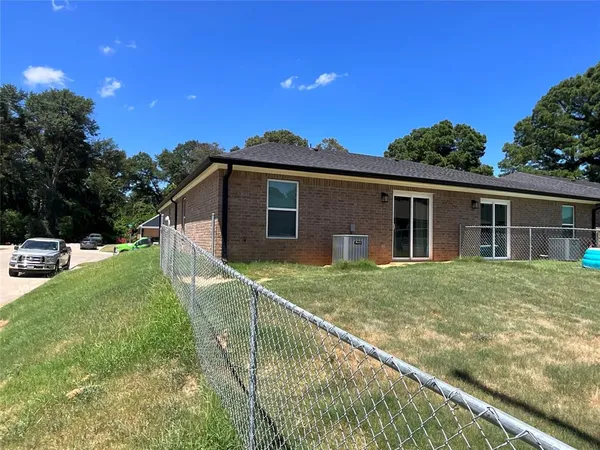 a view of a house with backyard