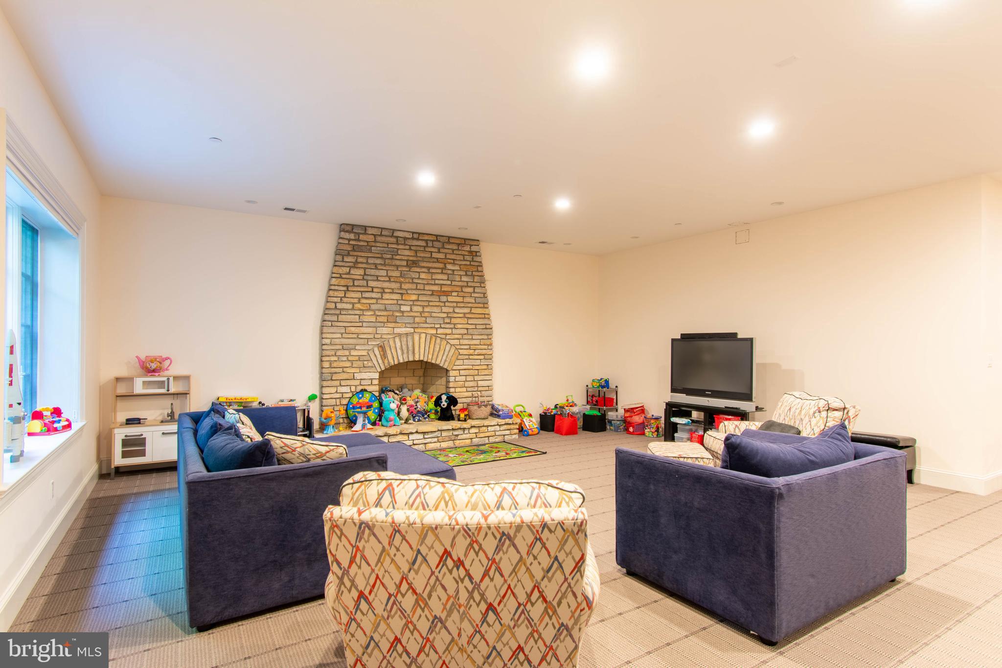 9101 Burning Tree Road Bethesda, MD 20817 - Photo 28 of 39