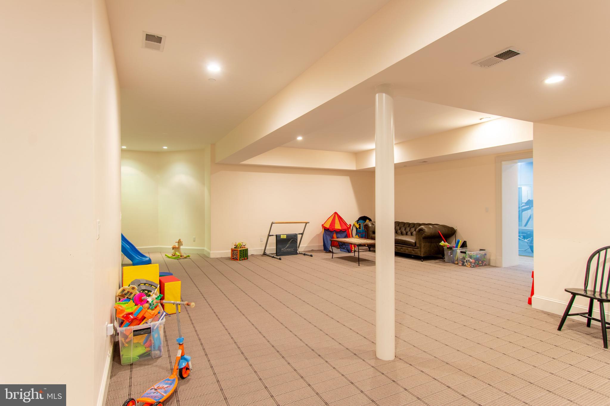 9101 Burning Tree Road Bethesda, MD 20817 - Photo 30 of 39