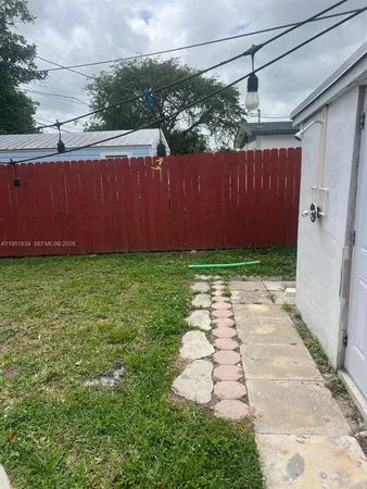 a view of a backyard