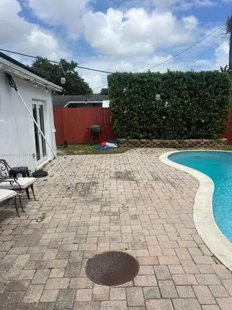 a view of a backyard