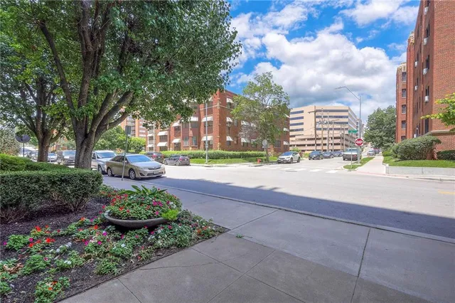 $350,000 | 803 West 48th Street, Unit 404, Kansas City, MO 64112