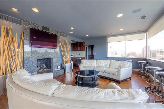 $350,000 | 803 West 48th Street, Unit 404, Kansas City, MO 64112
