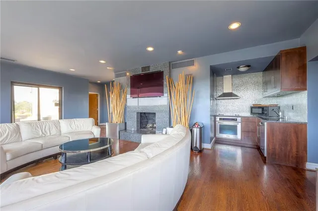 $350,000 | 803 West 48th Street, Unit 404, Kansas City, MO 64112