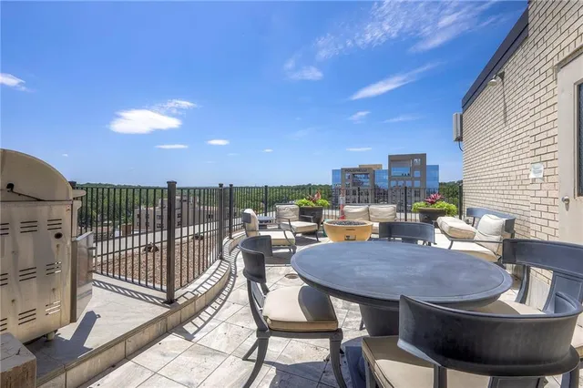 $350,000 | 803 West 48th Street, Unit 404, Kansas City, MO 64112