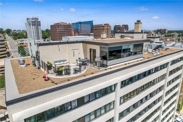 $350,000 | 803 West 48th Street, Unit 404, Kansas City, MO 64112