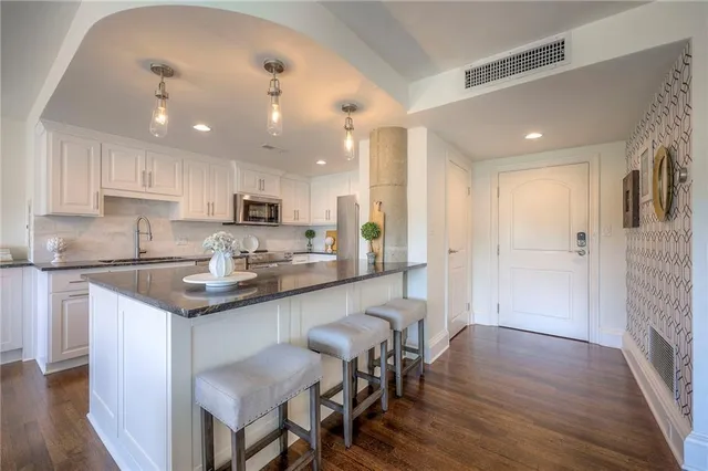 $350,000 | 803 West 48th Street, Unit 404, Kansas City, MO 64112