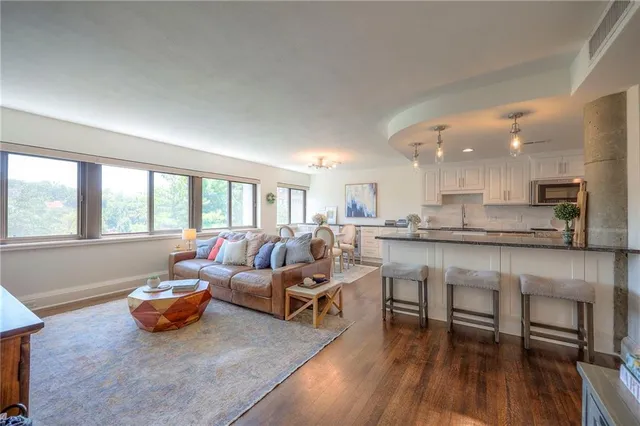 $350,000 | 803 West 48th Street, Unit 404, Kansas City, MO 64112