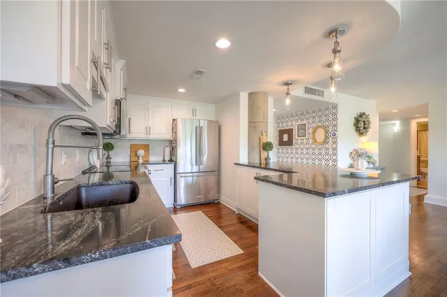$350,000 | 803 West 48th Street, Unit 404, Kansas City, MO 64112