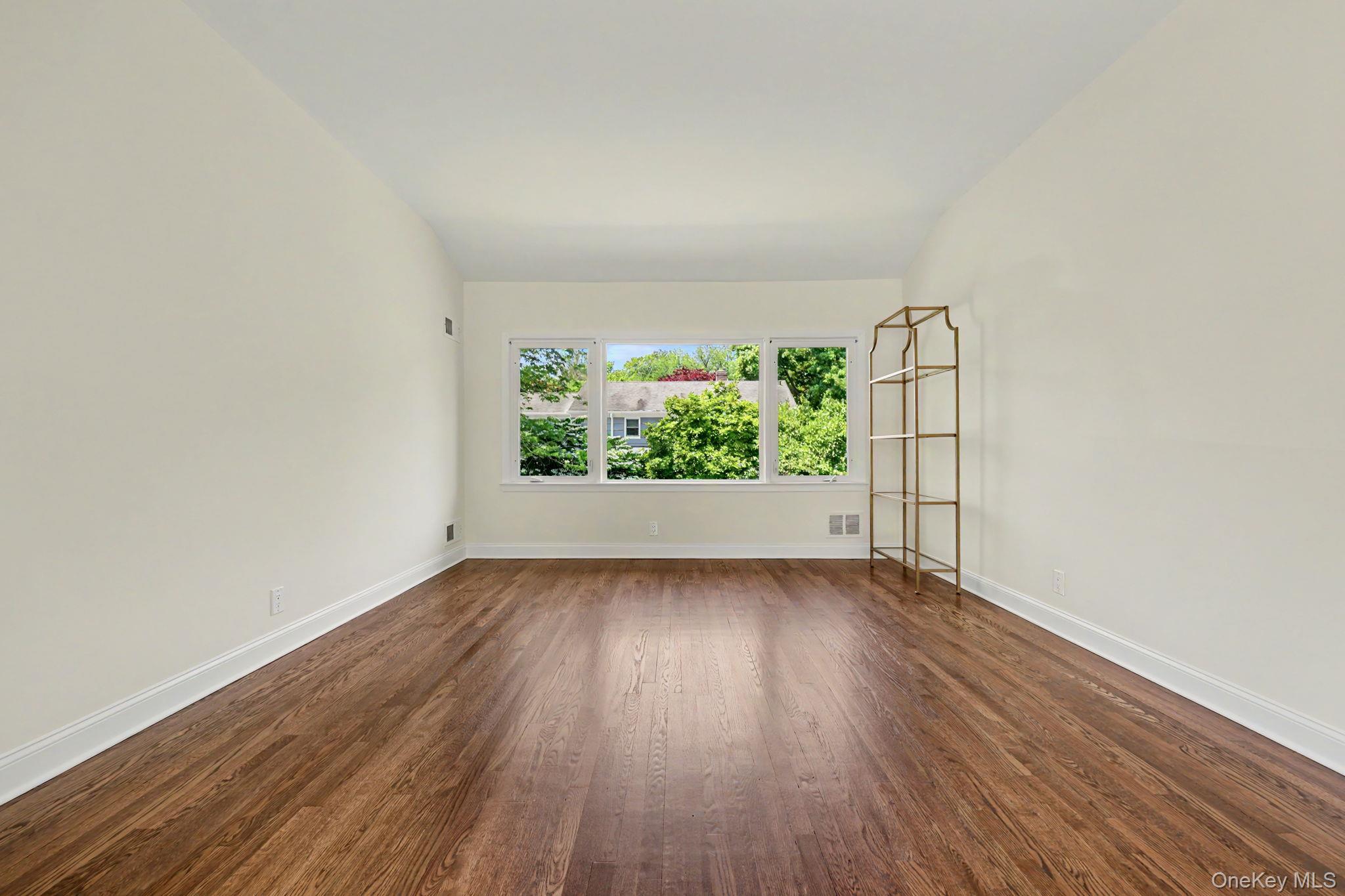 38 Aspen Road New Rochelle, NY 10804 - Photo 7 of 25