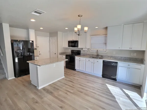 $2,100 | 406 Hampton Cove, Boerne, TX 78006