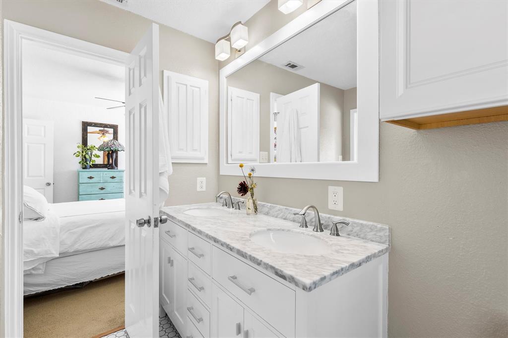 5200 Martel Avenue, Unit 32B Dallas, TX 75206 - Photo 16 of 35 a en suite bathroom with a sink and a mirror
