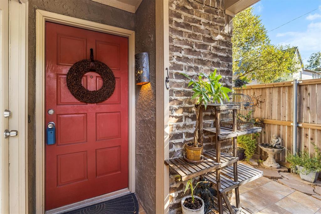 5200 Martel Avenue, Unit 32B Dallas, TX 75206 - Photo 21 of 35 a view of entryway door