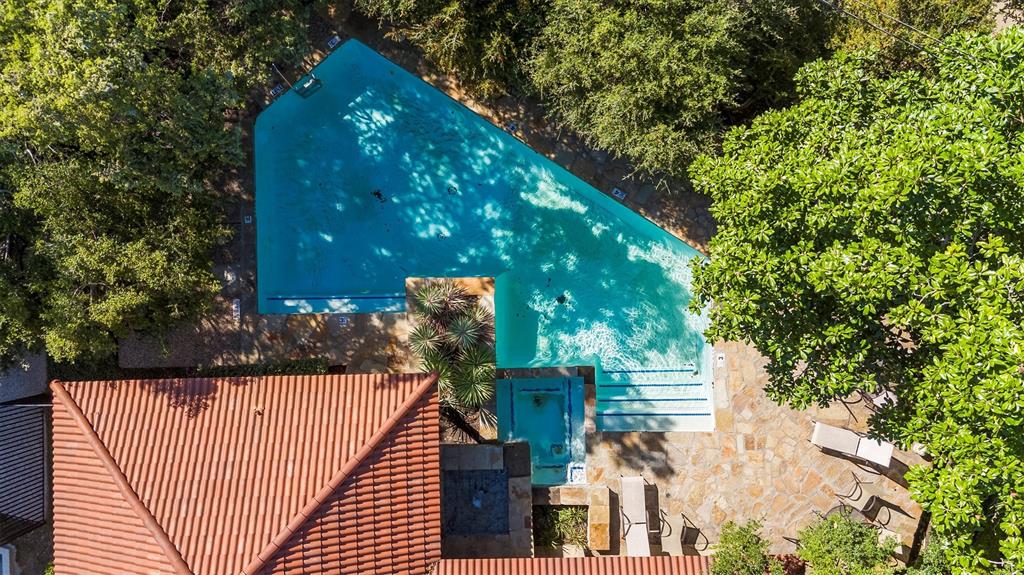 5200 Martel Avenue, Unit 32B Dallas, TX 75206 - Photo 26 of 35 a view of deck and patio