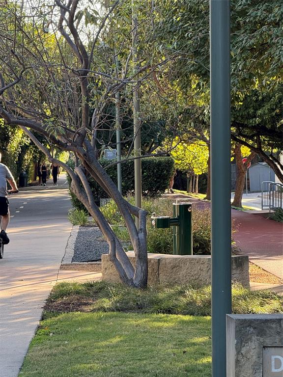 5200 Martel Avenue, Unit 32B Dallas, TX 75206 - Photo 35 of 35 a view of outdoor space yard and patio