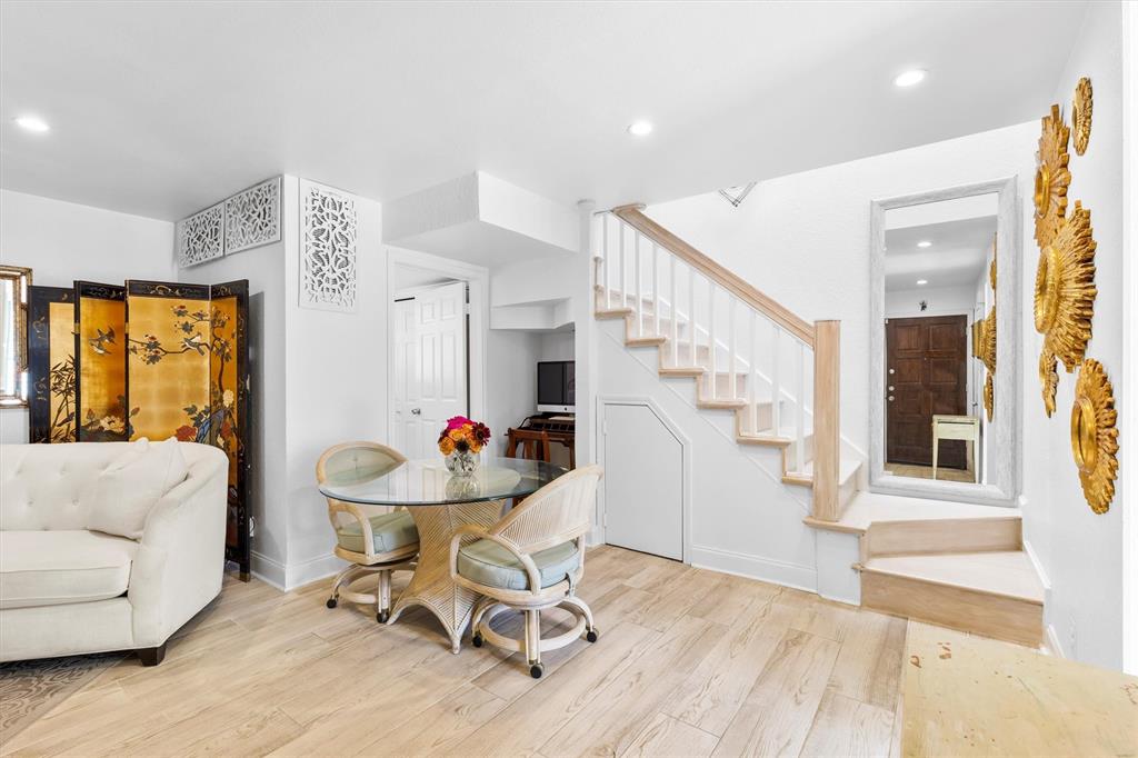 5200 Martel Avenue, Unit 32B Dallas, TX 75206 - Photo 5 of 35 a living room with furniture and a large window