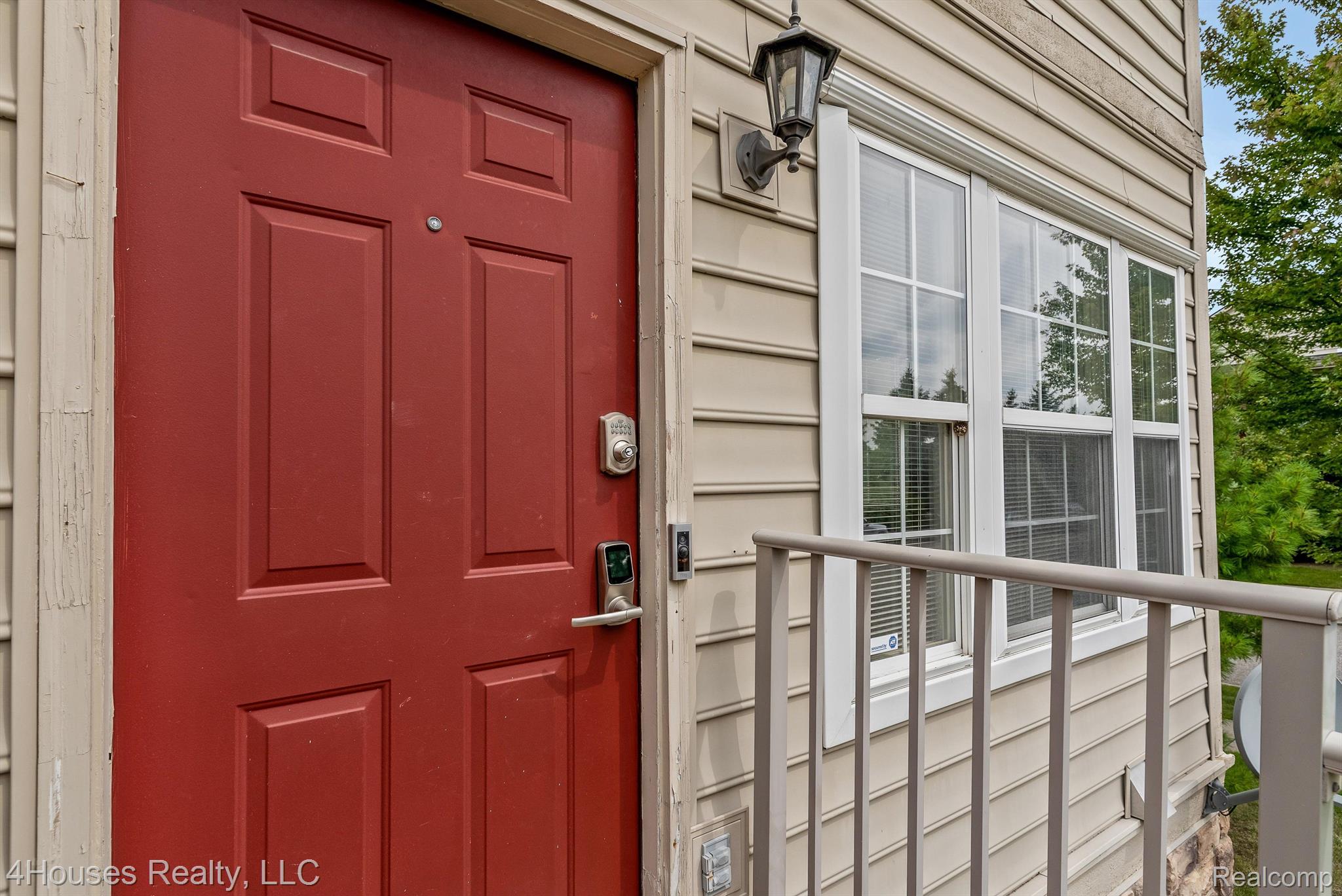654 Lydia Lane, Unit 48 Pontiac, MI 48341 - Photo 4 of 38 Private Entrance