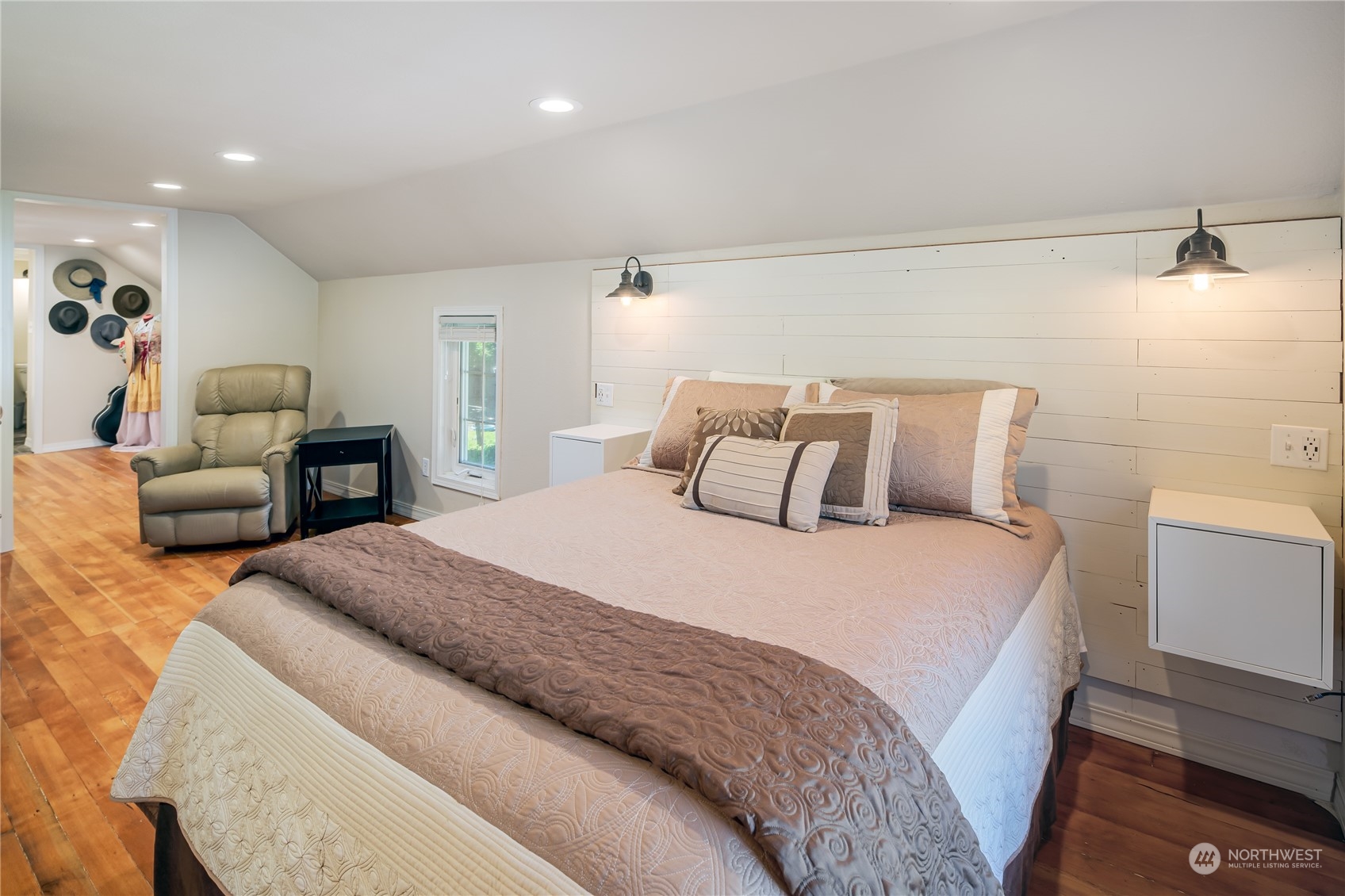 402 West 3rd Street Nooksack, WA 98276 - Photo 32 of 36 a bedroom with bed and a couch