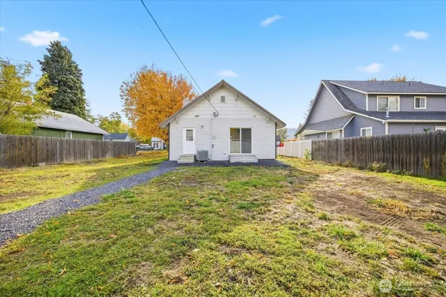 a view of a house with a backyard
