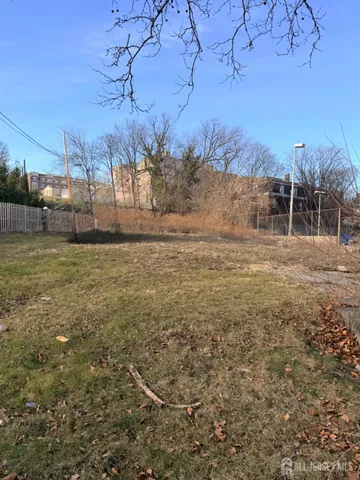 a view of a yard with a house