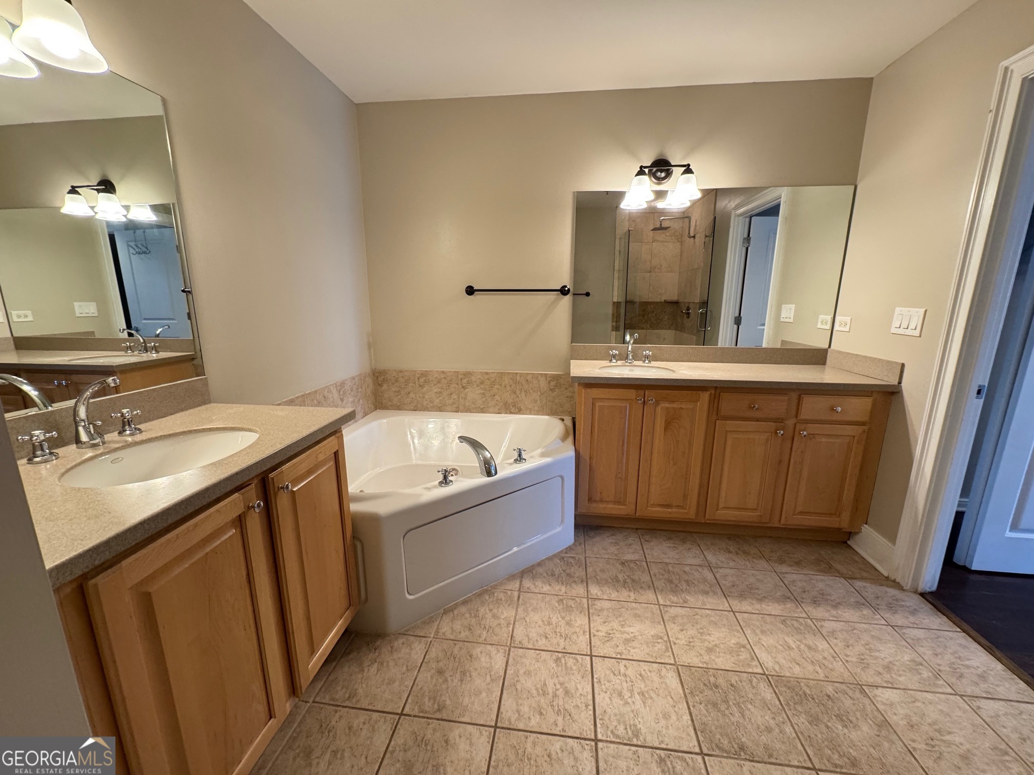 285 Centennial Olympic Park Drive Northwest, Unit 1106 Atlanta, GA 30313 - Photo 16 of 44 a bathroom with a sink vanity tub and a mirror