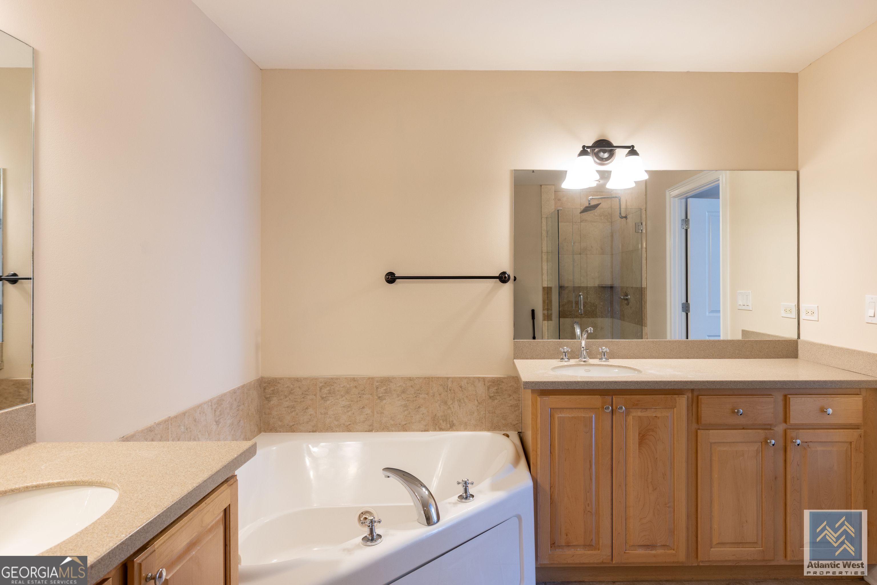 285 Centennial Olympic Park Drive Northwest, Unit 1106 Atlanta, GA 30313 - Photo 17 of 44 a bathroom with a bathtub and a sink