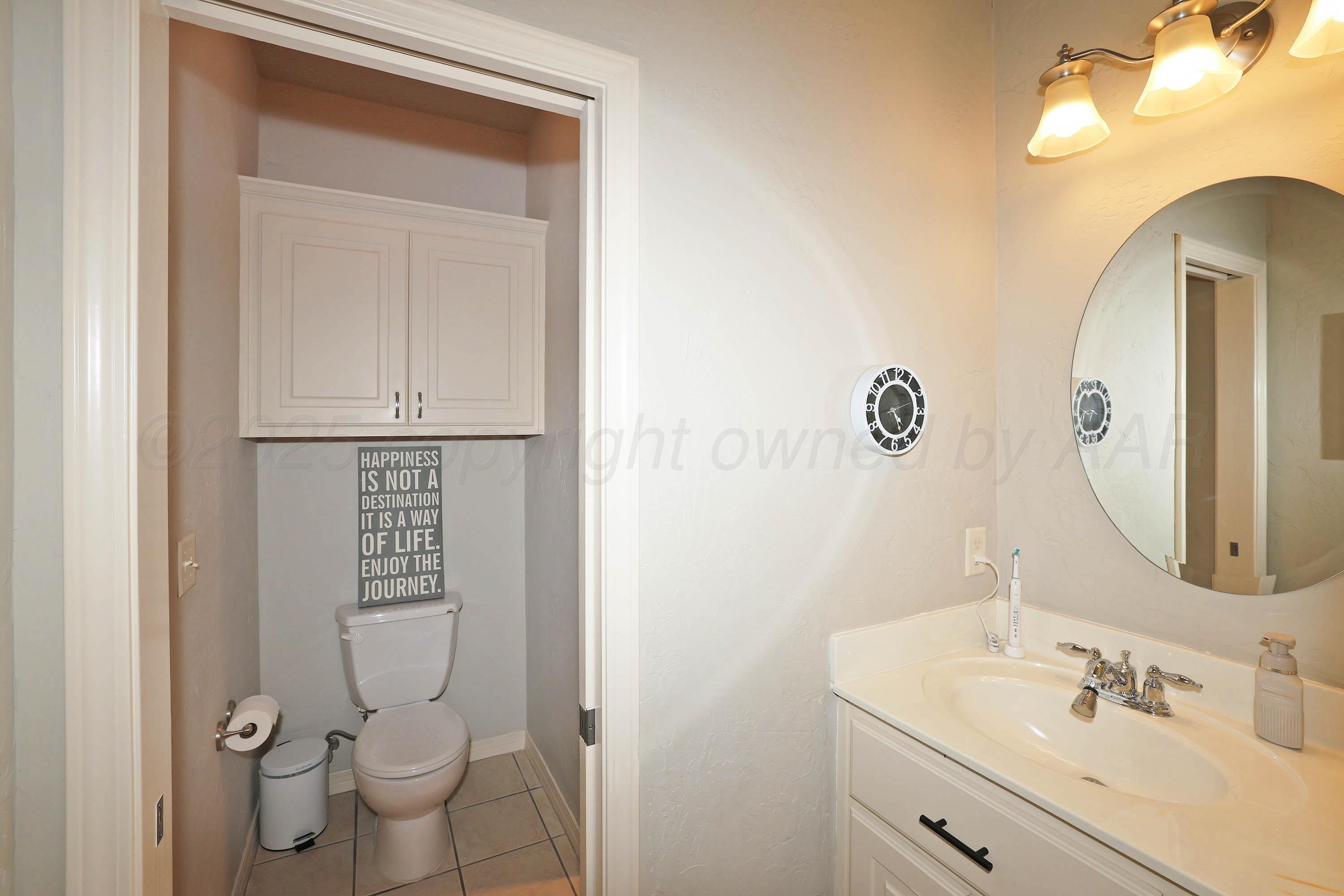 9220 Greyhawk Road Amarillo, TX 79119 - Photo 28 of 50 a bathroom with a toilet sink and mirror