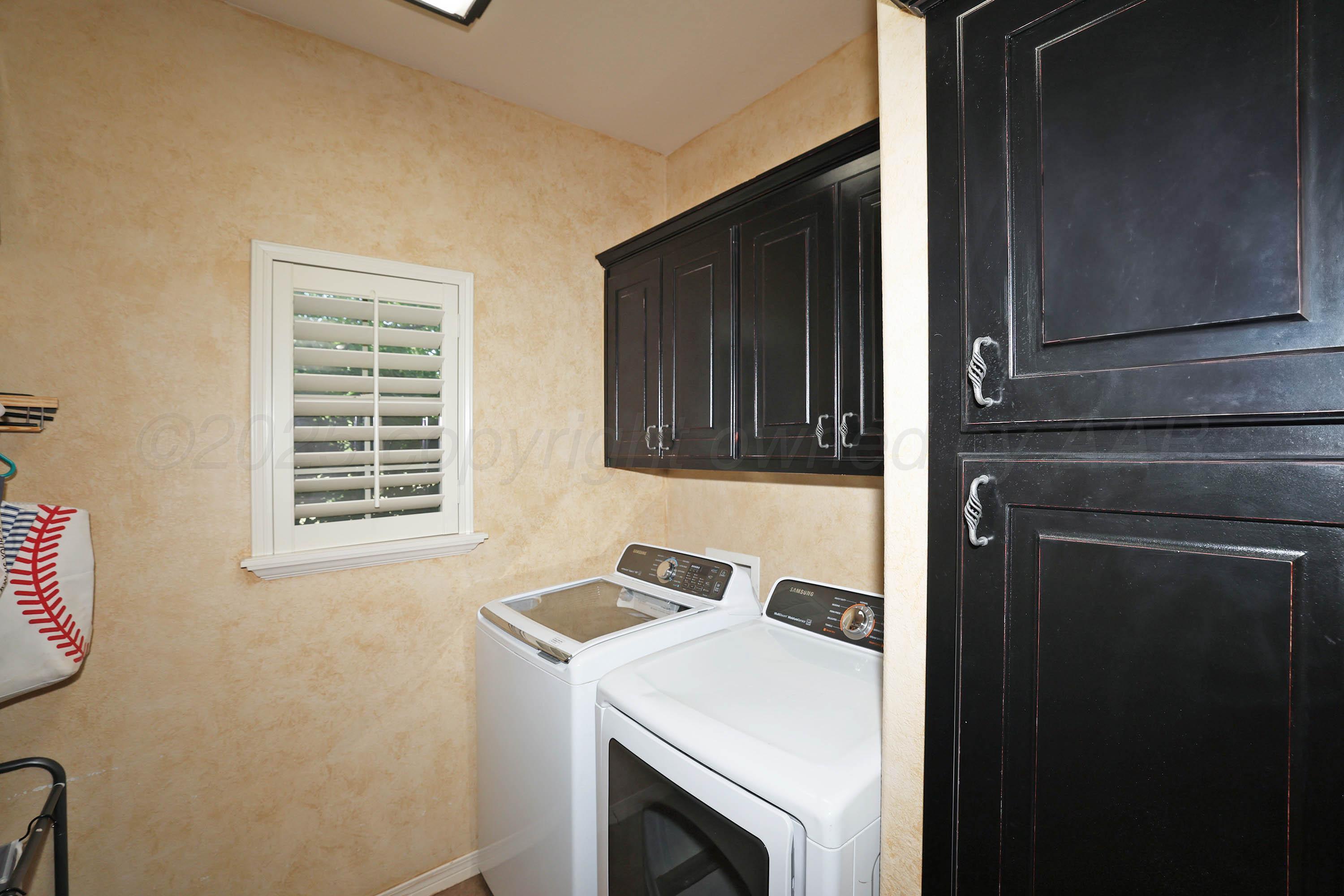 9220 Greyhawk Road Amarillo, TX 79119 - Photo 37 of 50 a utility room with dryer and washer