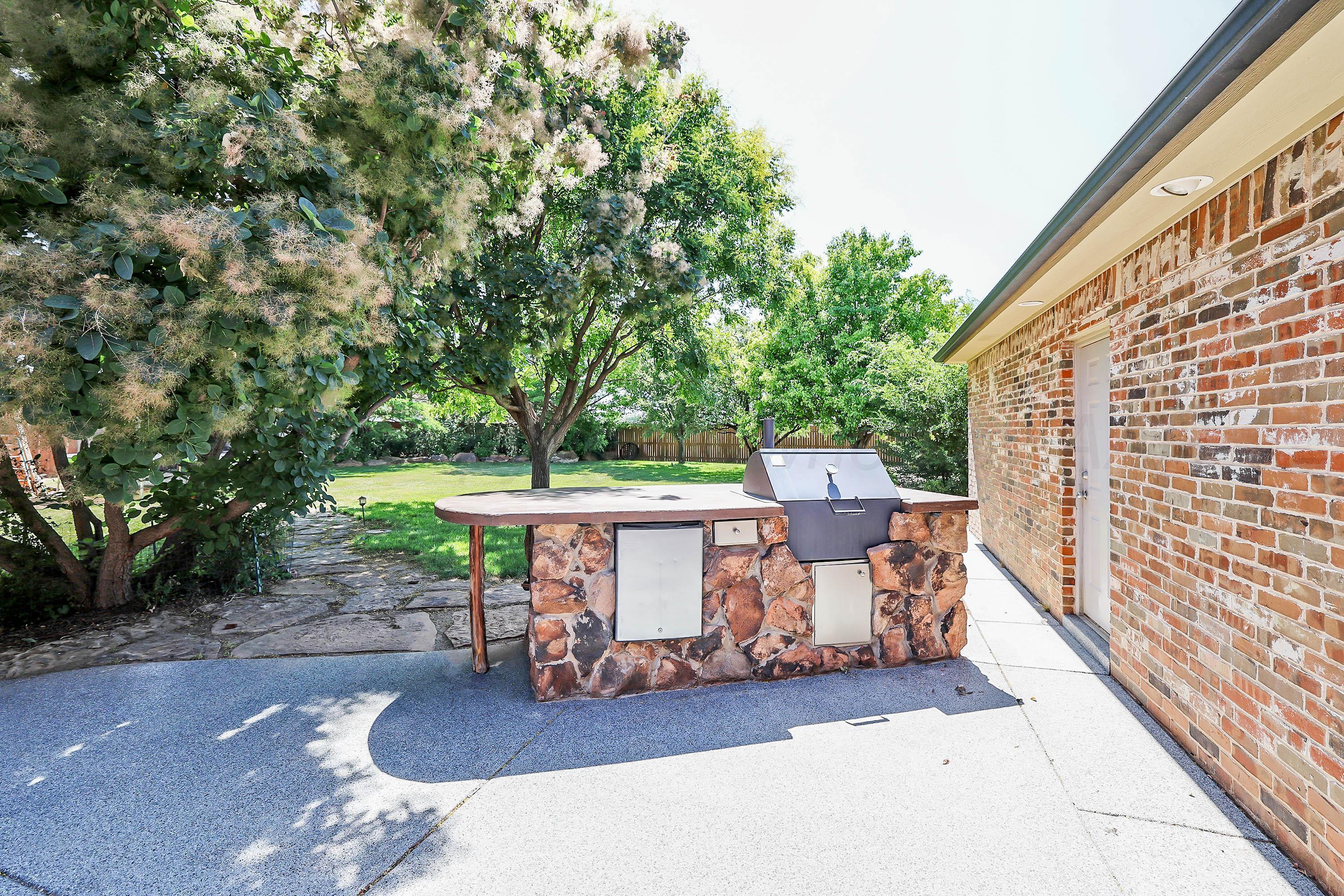 9220 Greyhawk Road Amarillo, TX 79119 - Photo 40 of 50 an outdoor view with patio