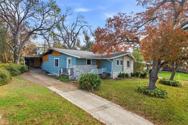 a view of entryway with flower around