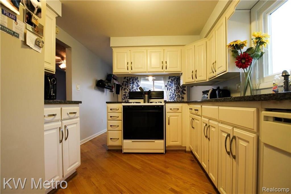 1150 Princeton Road Berkley, MI 48072 - Photo 9 of 30