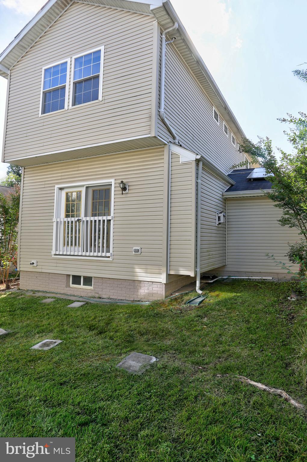 7629 Bluff Point Lane Elkridge, MD 21075 - Photo 23 of 31 a backyard of a house with lots of green space and plants