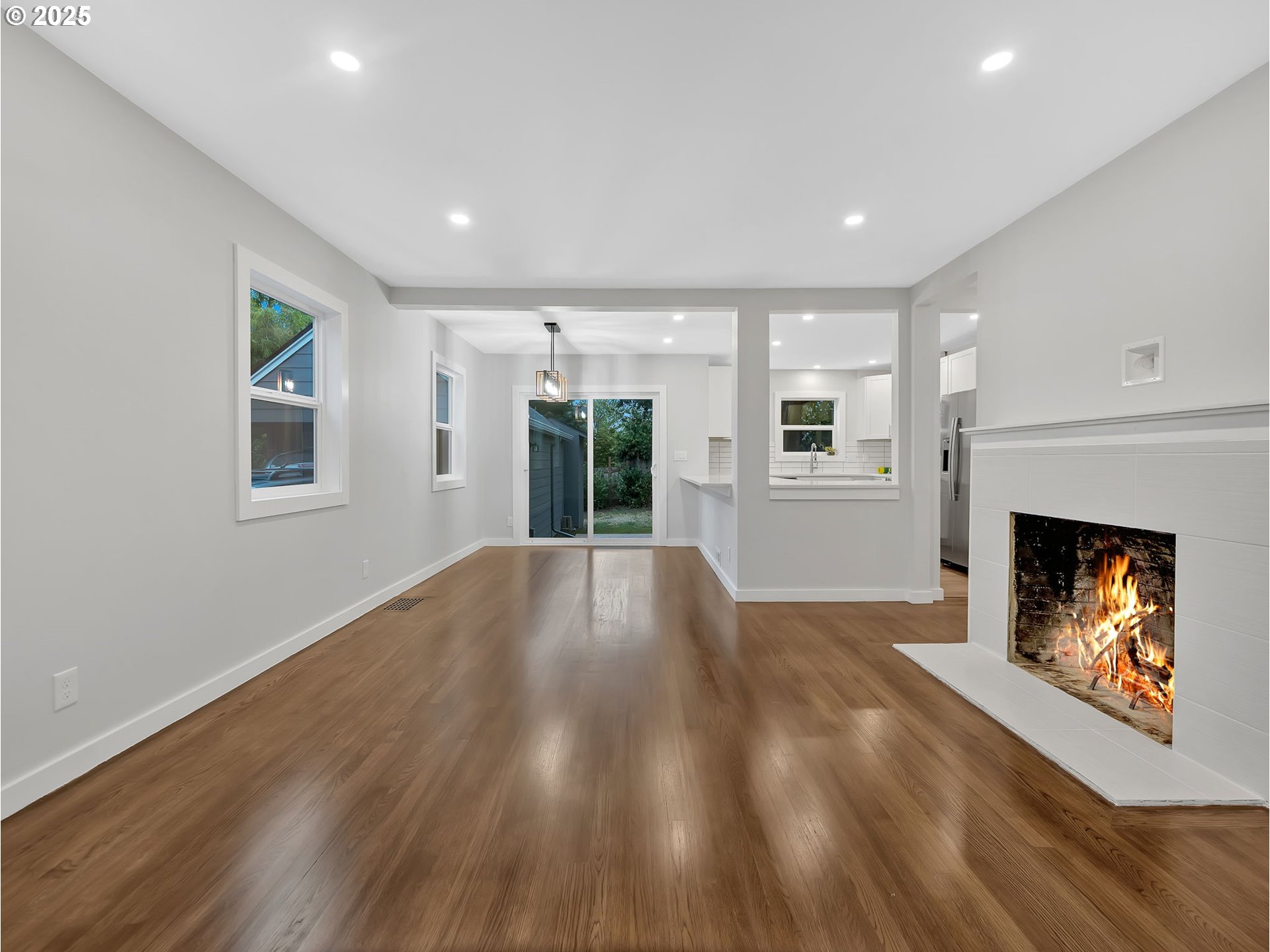 4416 Northeast 75th Avenue Portland, OR 97218 - Photo 5 of 45 Living Room
