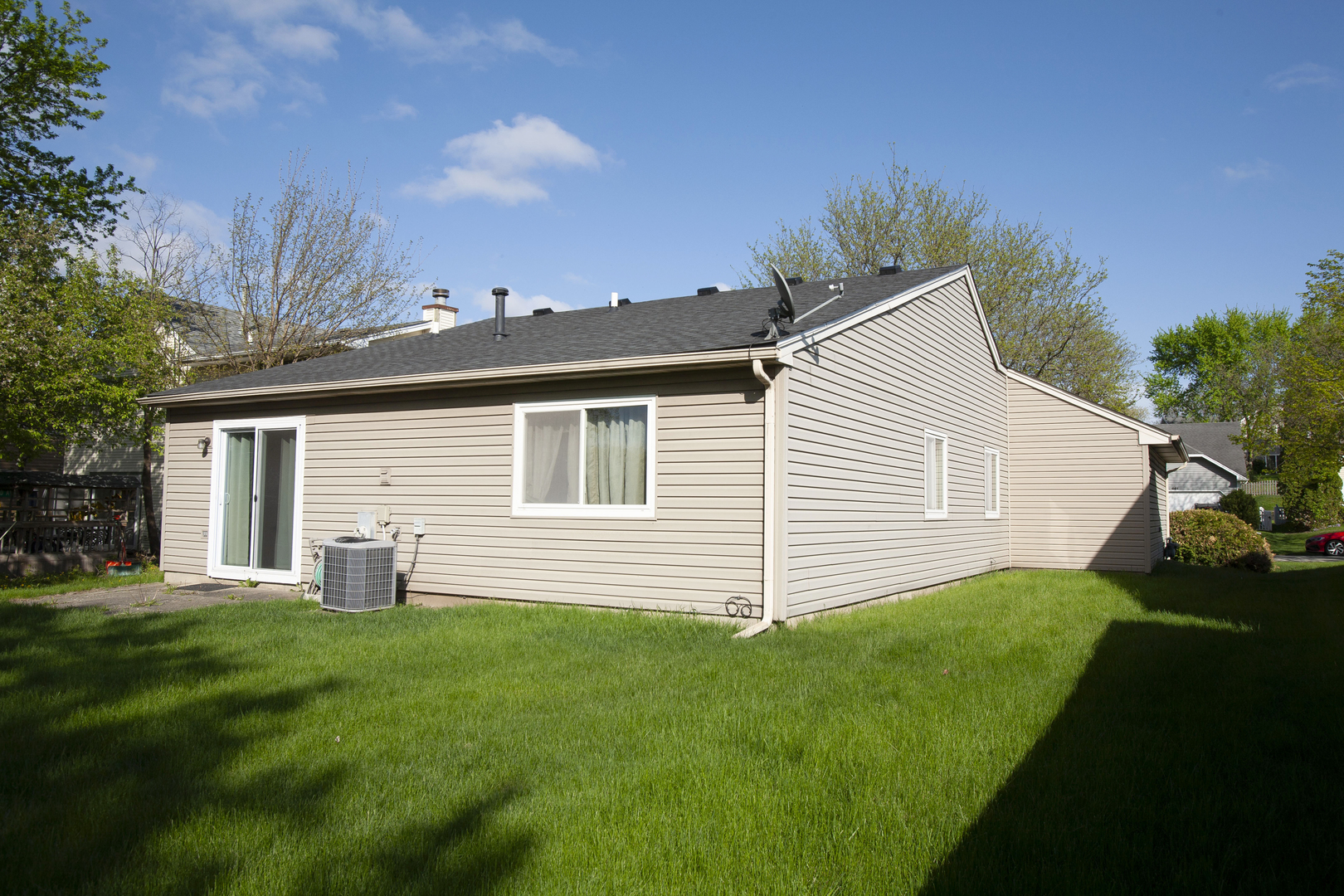 662 Dover Drive Elgin, IL 60120 - Photo 2 of 23 a front view of house with yard and green space