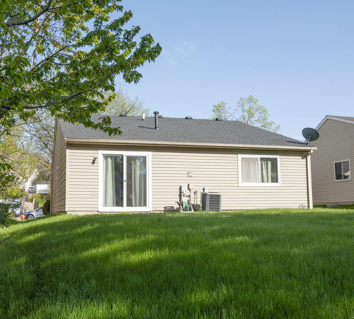 662 Dover Drive Elgin, IL 60120 - Photo 4 of 23 a front view of house with yard and green space