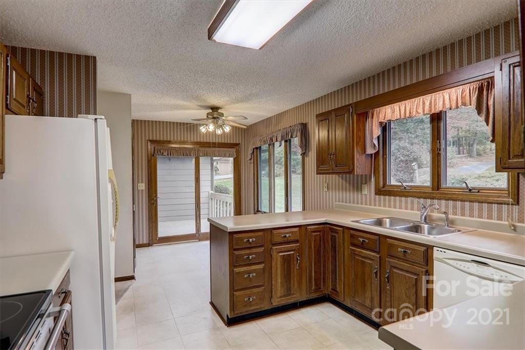 3112 Cove Loop Road Hendersonville, NC 28739 - Photo 19 of 48 Gallery Image 19