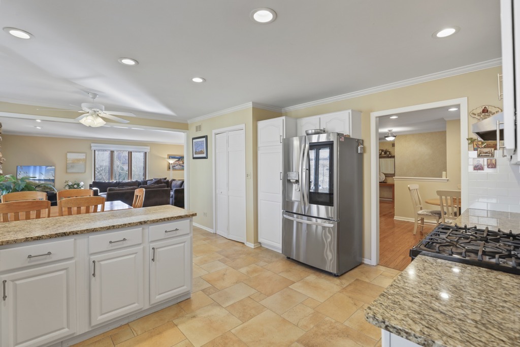 1227 Ashley Lane Addison, IL 60101 - Photo 3 of 38