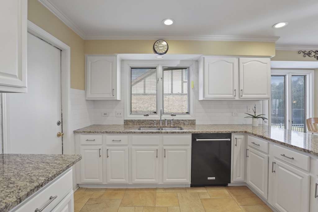 1227 Ashley Lane Addison, IL 60101 - Photo 5 of 38