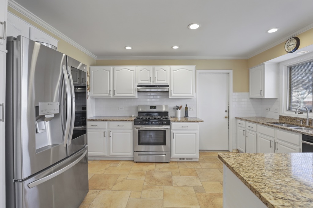 1227 Ashley Lane Addison, IL 60101 - Photo 8 of 38